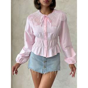 Chemise pour femme avec col à détails complexes et design plissé - Product Image 4