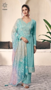 Costume Salwar Kameez en soie Moonga de fil fantaisie de qualité supérieure avec travail de séquence de broderie disponible à la vente - Product Image 4