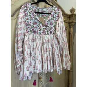 Top Gypsy para Mujer en Estampado Floral Rosa Prado, Talla Única XL, Lino Satinado Transpirable con Logotipo Bordado y Decoración de Encaje - Product Image 1