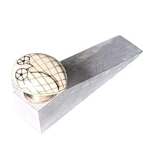 Butoir de porte en bois de hibou fait à la main avec boutons en céramique pour une utilisation d'hôtel - Product Image 1