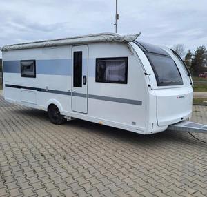 Pequeña caravana de viaje RV blanca y negra todoterreno con baño - Product Image 3