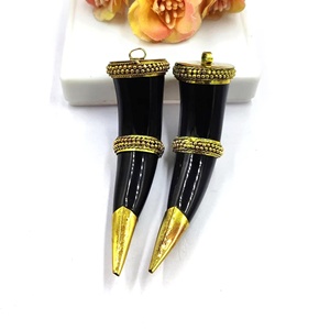 Colgante de cuerno de búfalo pulido con cadena de hoja de lujo, collar de suéter de perla de imitación clásica, accesorio para ocasiones de boda - Product Image 3