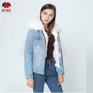 Veste en jean pour femme avec une coupe décontractée, des manches longues, une fermeture à boutons et un style tendance Veste en jean avec fourrure - Product Image 5