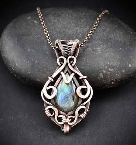 Pendentif en laiton plaqué or vintage HARI OM CREATIONS Labradroit Gem Malachite en forme de pyramide, enveloppé de fil, pierre de naissance, mariage, vente en gros - Product Image 1