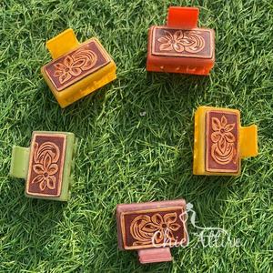 Nouvel arrivage de mini pinces à cheveux occidentales élégantes faites à la main en cuir gravé Mini pinces à cheveux en cuir Accessoires de cheveux pour femmes - Product Image 1