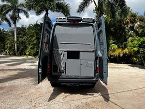 Conversión de Camioneta Sprinter 2500 4x4 2022 a Camper Personalizado, Turbodiésel V6, Tracción en las 4 Ruedas, Carrocería de Techo Alto - Product Image 6