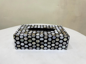 Caja de Pañuelos Decorativa con Diseño de Flores Grabadas, Hecha a Mano, para Habitaciones de Hotel y Decoración de Boutique, Tradebyd - Product Image 2