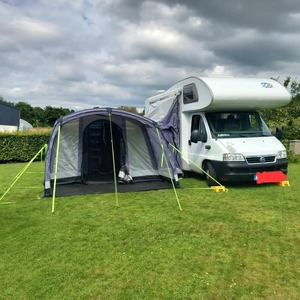 Autocaravana 4x4 con Conversión a Energía Solar y Construcción de Acero/Aluminio para Viajes y Camping - Product Image 5