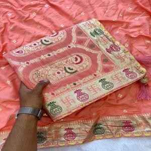 ผ้าไหมโดลาแบบดั้งเดิมสำหรับผู้หญิง พร้อมขอบทออย่างประณีต ลายปักดิ้นทองสวยงาม ดีไซน์ลายสวาสติก ผลิตในอินเดีย - Product Image 1