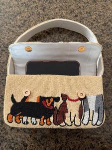 Bolso de Cuentas Rojo y Blanco - Bolso de Cuentas Hecho a Mano para Fanáticas Universitarias con Cierre de Cremallera - Patrón de Leopardo Personalizable - MOQ de 3 Piezas - Product Image 4