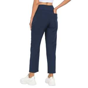 Capry de golf pour femmes, idéal pour la pratique sportive quotidienne, offrant un tissu doux et confortable - Product Image 2