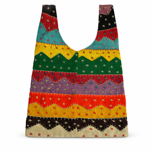 Sac à bandoulière artisanal bohème en patchwork brodé, forme oreiller, motif floral ethnique, en coton vintage, style Kantha, deux ouvertures - Product Image 1