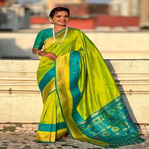 Sari de Seda Paithani VASTRA COTTAGE con Motivos de Pavo Real en Zari Dorado, Pallu Meenakari en Contraste, Borde de Satén Muniya Zari y Blusa - Product Image 6