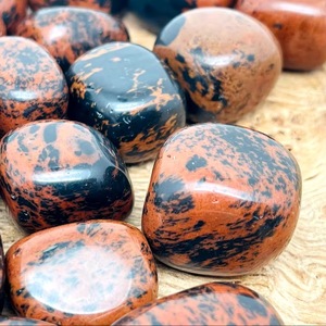 หินมะฮอกกานีหินภูเขาไฟธรรมชาติแกะสลักคริสตัลหินฮวงจุ้ยสำหรับการป้องกันการรักษาเรกิ - Product Image 5