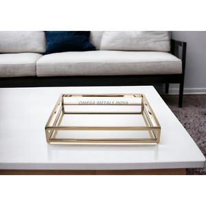 Plateau de service rectangulaire en or orné avec un design de découpe complexe et des poignées perlées, parfait pour un service et une décoration élégants - Product Image 4