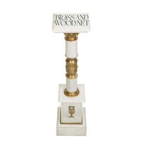 Elegante Pedestal de Exhibición de Mármol Blanco con Adorno Central en Relieve de Latón - Product Image 1