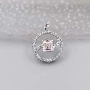 Colgante de Diamante con Corte Asscher en Espiral, Certificado por IGI, con un Estilo Elegante - Product Image 1