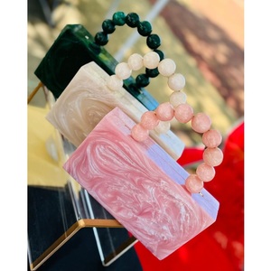 21. Bolso de Mano de Resina Hecho a Mano con Diseño Único de Madera Natural de Acacia y Mango - Product Image 4