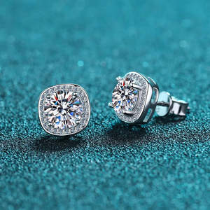 Pendientes de Plata de Ley con Moissanita Certificada GRA D VVS1, Diseño Solitario Halo Cuadrado Starlight Bliss, 2 Ct / Par - Product Image 3