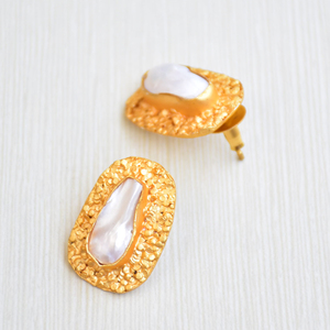 Boucles d'oreilles en laiton de qualité supérieure, plaquées or, avec pierres organiques, finition laiton satiné, style avant-gardiste, vente en gros - Product Image 3