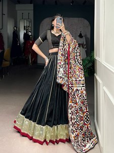 Vêtements de mariage en pur chanderi avec travail de tissage zari, lehenga choli, achat en ligne en Inde, exportateur de mode féminine, fournisseur de Surat - Product Image 3