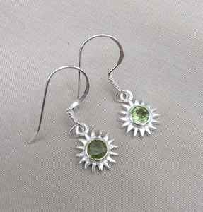 Boucles d'oreilles clous en péridot naturel effet soleil, argent sterling 925 plaqué or, certifiées IGI, pierre de naissance, bijoux élégants pour femme, cadeau - Product Image 3