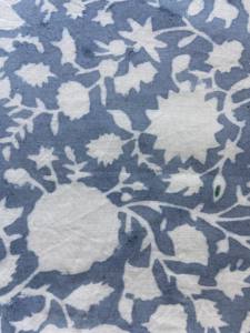Tela de Algodón Estampada a Mano en Azul Índigo y Blanco con Patrón de Silueta Floral - Product Image 2