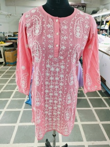 Vestido Corto de Manga 3/4 con Bordado Paisley Aari Hecho a Mano en India, Color Rosa Exótico, Selección para Damas, Túnica con Botones Delanteros - Product Image 5