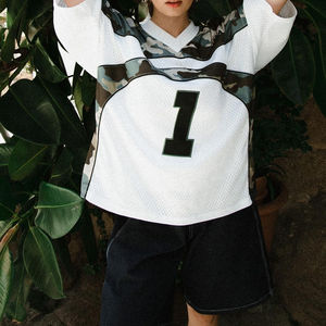 เสื้อยืดตาข่ายผ้าโพลีเอสเตอร์คอวีปักลายสำหรับผู้ชายเสื้อลายพรางแขนสั้นแบบวินเทจแห้งเร็วปรับแต่ง100% - Product Image 5