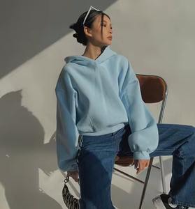 เสื้อฮู้ดคอตตอน100% เอวสูงสำหรับผู้หญิงเสื้อครอปมีฮู้ดสวมหัวมีโลโก้ด้านหน้าแบบลำลองสีพื้นสำหรับฤดูหนาว OEM - Product Image 3
