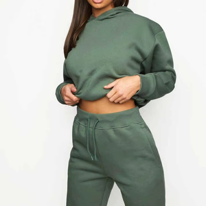 Survêtement vert moderne Sweat à capuche court à la mode avec pantalon de survêtement doux pour la détente Parfait pour le confort quotidien - Product Image 4
