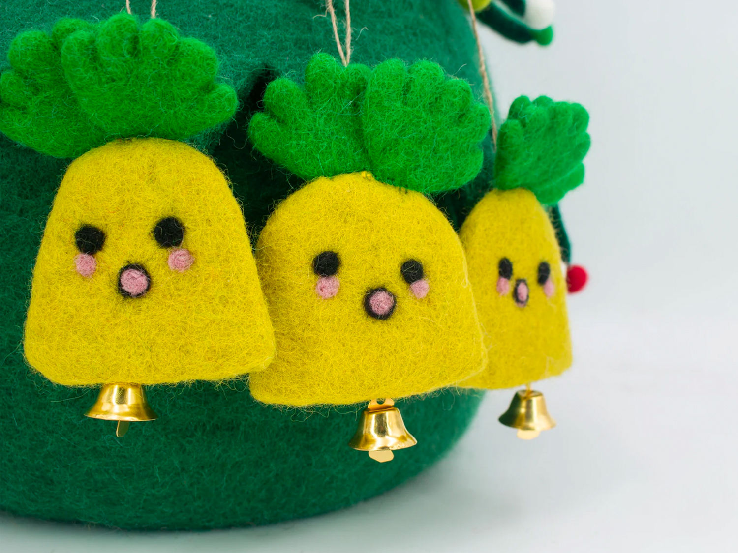 เครื่องประดับระฆังคริสต์มาสสีเหลืองสักหลาด