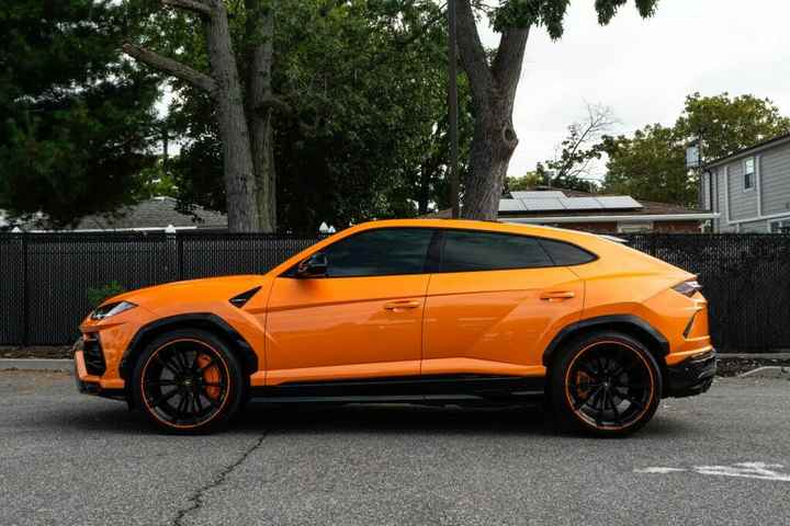 Used 2022 La_mb_or-gh-ini Ur_us AWD