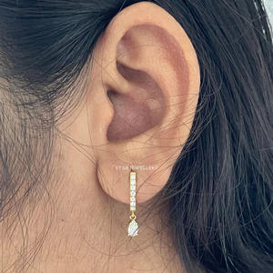 Boucles d'oreilles Huggie en or massif 14 carats avec diamants naturels. - Product Image 4