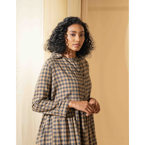 Vestido de Algodón JAYA Corte A con Cuadros Beige/Indigo y Cintura Natural - Product Image 4