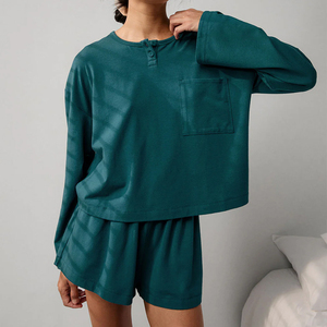 Completo Due Pezzi da Donna in Cotone Modal: Maglia a Maniche Lunghe Henley e Pantaloncini in Jersey Organico - Abbigliamento Sostenibile per Casa - Product Image 4