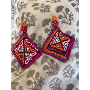 Pendientes de diamante con parche tribal Kutch, rosa de felpa, TRIBAL PATCH-PLUSH PINK DIAMOND - Product Image 1