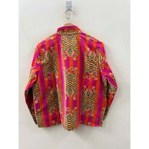 Chaqueta Bomber Acolchada Reversible de Terciopelo con Estampado de Bloques Otoñal, Corte Cuadrado, Fucsia, Tigre de Fuego, Rayas Doradas de Bengala, Cuello Mandarín, de Oveja - Product Image 3