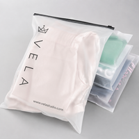 Sacs refermables en PE givré imperméables, imprimés sur mesure, pour l'emballage de vêtements destinés aux produits de vente au détail en e-commerce