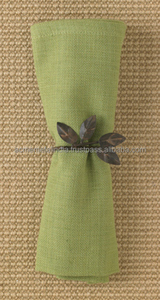 Rond de serviette design feuille de laiton fini antique avec des détails élégants parfait pour la décoration de la table à manger et les occasions spéciales - Product Image 3