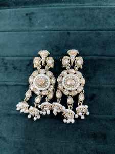 Boucles d'oreilles chandelier ethniques plaquées or pour filles, occasions de mariage, avec motif en forme de cloche en alliage de zircon - Product Image 2