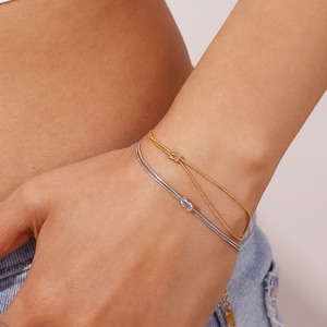 สร้อยข้อมือแบบผูกปมสองชั้นสีทองบางแบบเรียบง่าย - Product Image 4