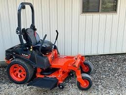 Tracteur de jardin Cub Cadet rouge 4x4 à transmission par engrenages 25 CV, niveau de sécurité élevé - Product Image 5