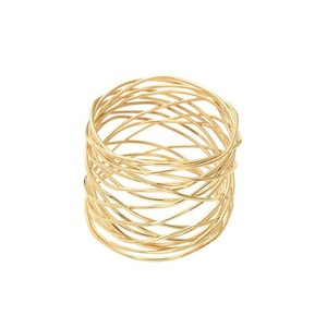 Anneaux de serviette en métal les plus vendus en finition dorée composés de fil métallique avec un design unique pour la décoration de table - Product Image 1