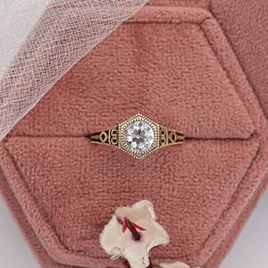 Anillo de compromiso de diamante de corte brillante redondo Art Deco de 1.5ctw Vintage, joyería fina personalizada, anillo de diamante de oro amarillo de 14K para ella - Product Image 1