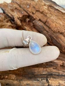 Pendentif artisanal en pierre de lune blanche, en argent Sterling 925, mini pierre précieuse, bijoux uniques et élégants, cadeau pour femmes et hommes - Product Image 3