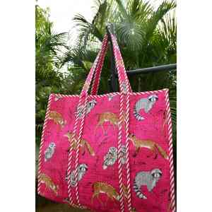 Sac fourre-tout bohème durable fait main avec imprimé animalier, artisanat de Jaipur, écologique, en tissu de coton matelassé, intérieur réversible - Product Image 1