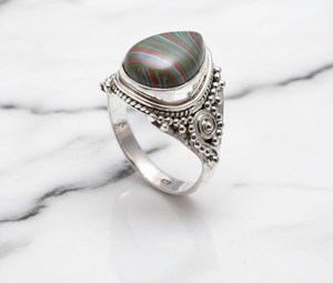 Bague statement bohème faite à la main en argent ton argent avec malachite verte naturelle en forme de larme pour femmes - Product Image 3