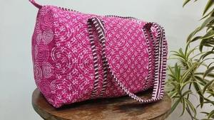 Sacs de sport matelassés en patchwork pour femmes - Grande capacité, durables, luxueux, écologiques, sacs de voyage pour le week-end, fermeture à glissière - Product Image 3