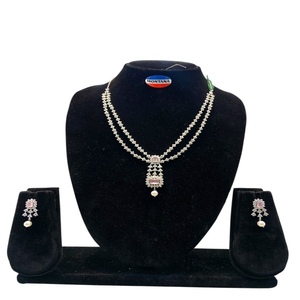 Collier AD traditionnel serti de boucles d'oreilles assorties comportant des diamants artificiels pour les femmes vêtements ethniques mariage et utilisation de festival - Product Image 5